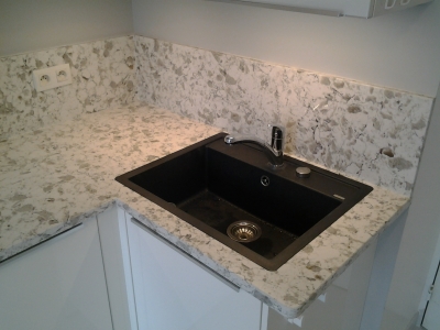 Plan de travail en quartz Unistone Alaska White en finition polie