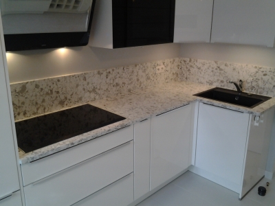 Plan de travail en quartz Unistone Alaska White en finition polie