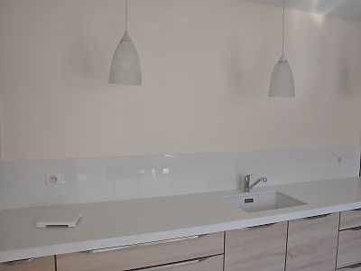 Plan de travail en quartz Unistone Bianco en finition polie