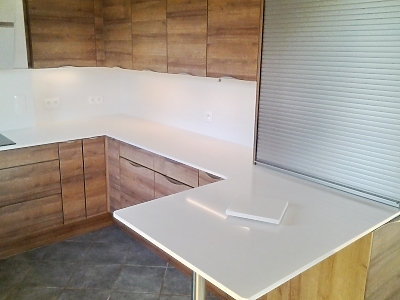 Plan de travail en quartz Unistone Bianco Assoluto en finition polie