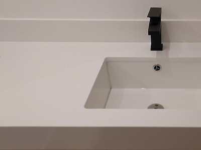 Salle de bains en quartz Unistone Bianco Assoluto en finition polie