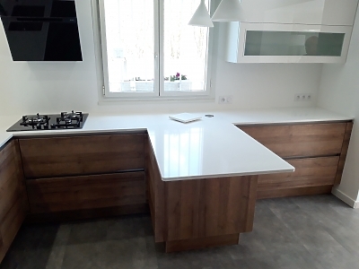 Plan de travail en quartz Unistone Bianco Assoluto en finition polie