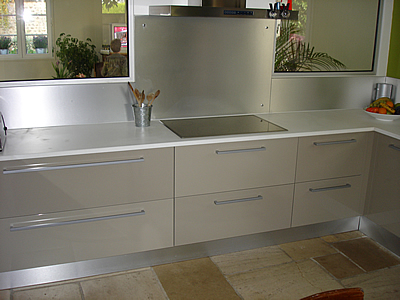 Plan de travail en quartz Unistone Bianco Assoluto en finition Letano