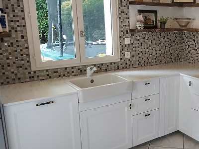 Plan de travail en quartz Unistone Bianco Carrara en finition polie