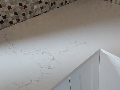 Plan de travail en quartz Unistone Bianco Carrara en finition polie