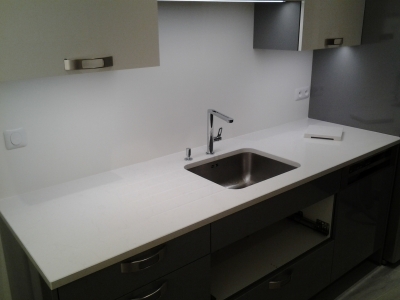 Plan de travail en quartz Unistone Bianco Carrara en finition polie