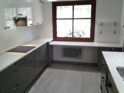 Plan de travail en quartz Unistone Bianco Carrara en finition polie