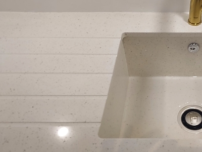 Plan de travail en quartz Unistone Bianco Extra en finition polie