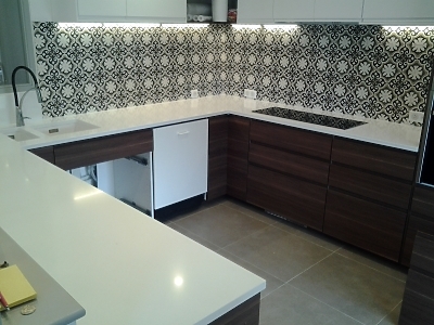 Plan de travail en quartz Unistone Bianco Extreme en finition polie