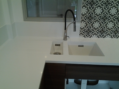 Plan de travail en quartz Unistone Bianco Extreme en finition polie