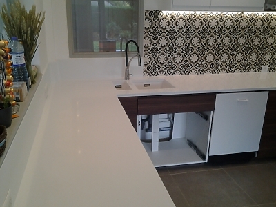 Plan de travail en quartz Unistone Bianco Extreme en finition polie