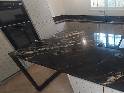 Plan de travail en granit Black Cosmic en finition polie