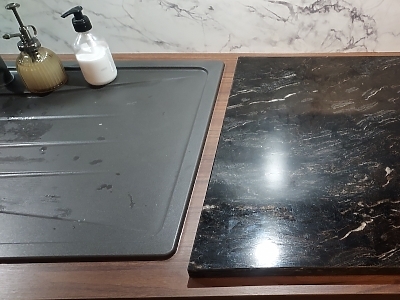 Plan de travail en granit Black Cosmic en finition polie