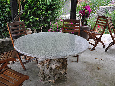 Table en granit Blanc Cristal en finition adoucie