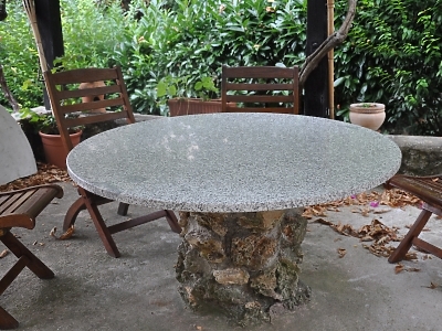 Table en granit Blanc Cristal en finition adoucie