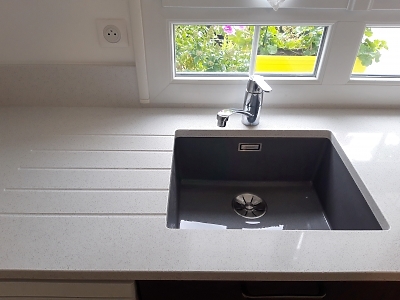 Plan de travail en quartz Silestone Blanco Maple en finition polie