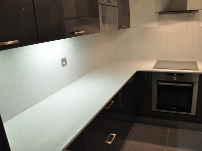 Plan de travail en quartz Silestone Blanco Stellar en finition polie