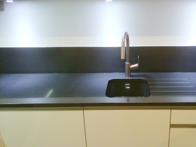 Plan de travail en quartz Silestone Carbono en finition polie