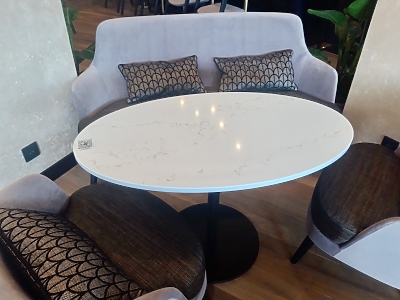 Table en quartz Unistone Carrara Misterio en finition polie