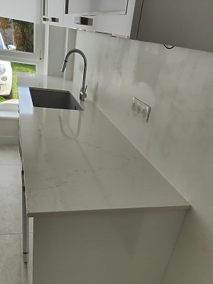 Plan de travail en quartz Unistone Carrara Misterio en finition polie