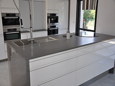 Plan de travail en quartz Unistone Grigio en finition Letano