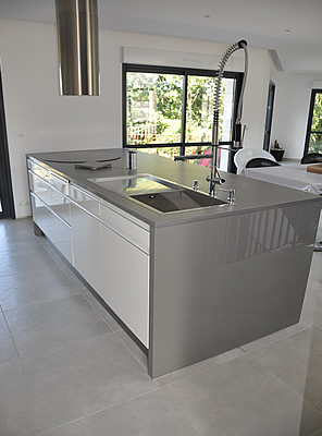 Plan de travail en quartz Unistone Grigio en finition Letano