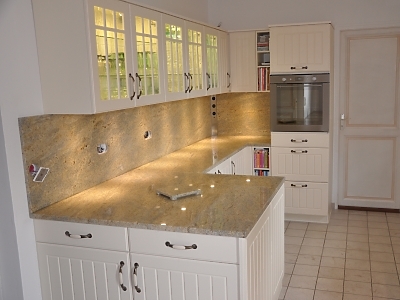 Plan de travail en granit Kashmir Gold en finition polie