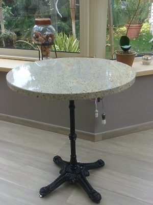 Table en granit Kashmir Gold en finition polie