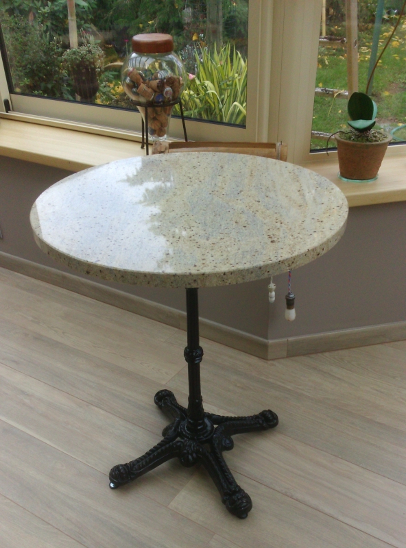Mobilier en granit Kashmir Gold