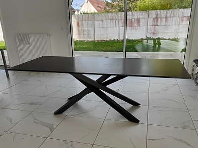 Table en granit Noir Zimbabwe en finition effet cuir