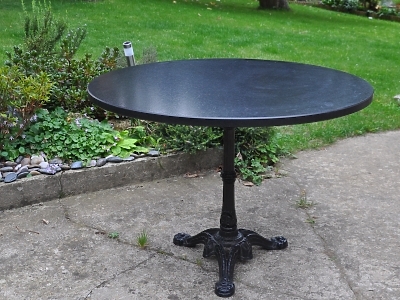 Table en granit Noir Zimbabwe en finition effet cuir