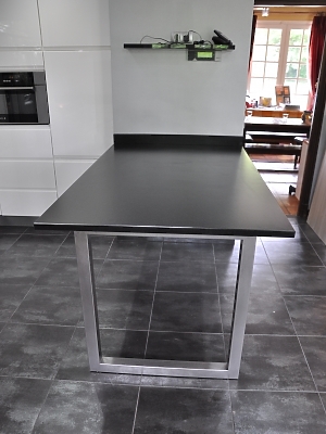 Table en granit Noir Zimbabwe en finition effet cuir