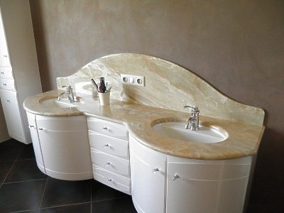 Salle de bains en marbre  en finition polie
