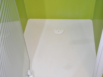 Salle de bains en quartz Silestone Verde Fun en finition polie