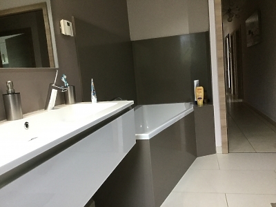 Salle de bains en quartz Silestone Unsui en finition polie